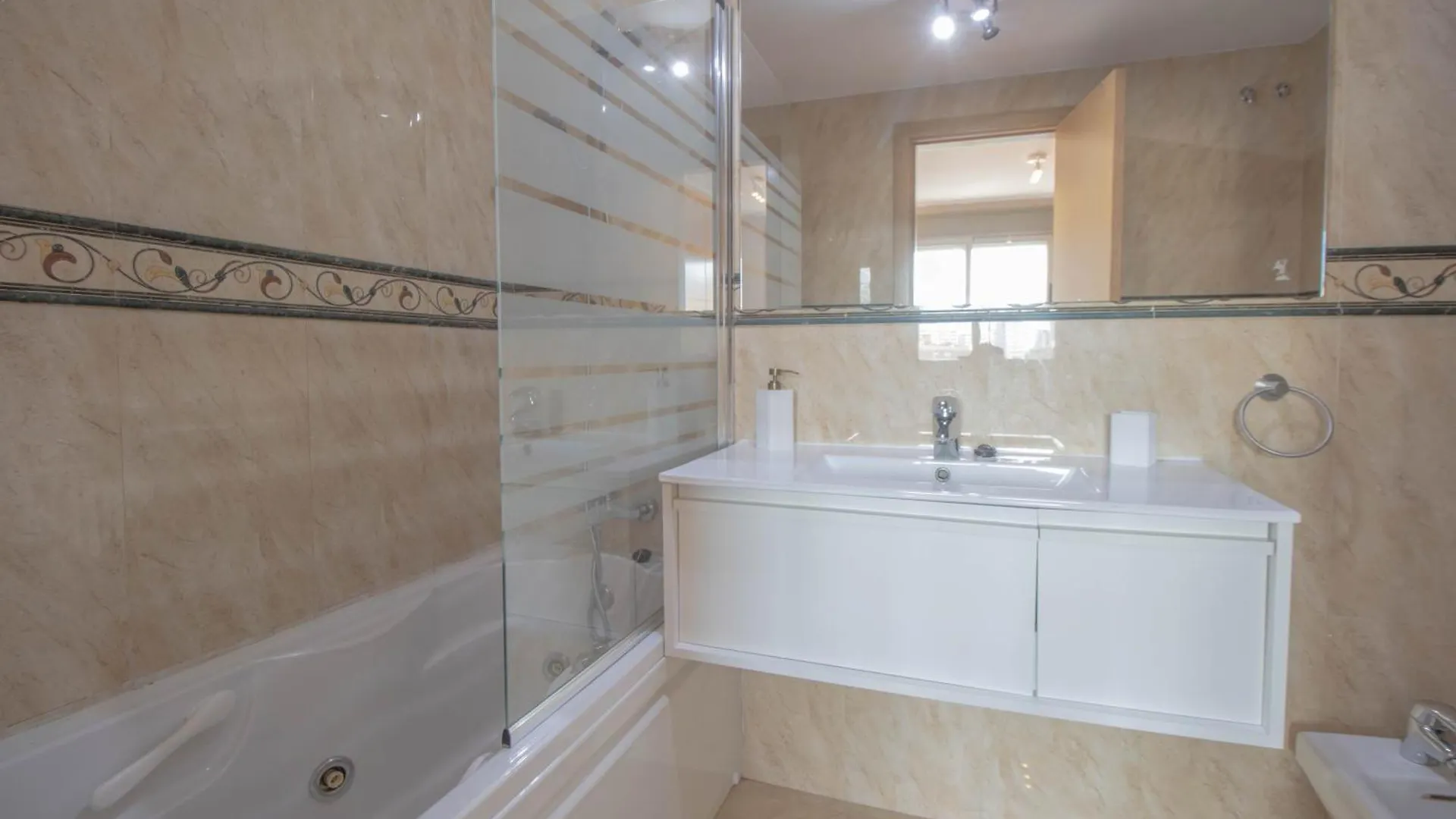 Beachfront Oasis Màlaga Apartmán